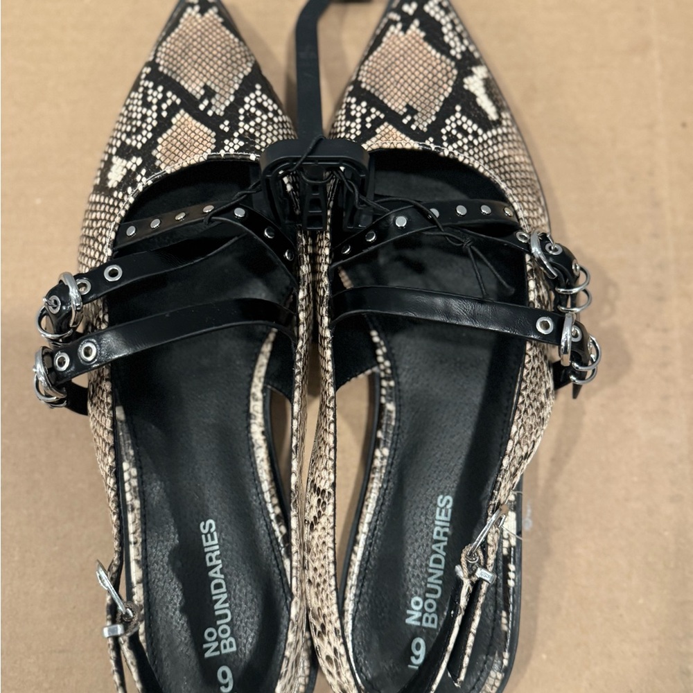 No Boundaries Women's Snake-Print Pointed Flats in Black and Tan